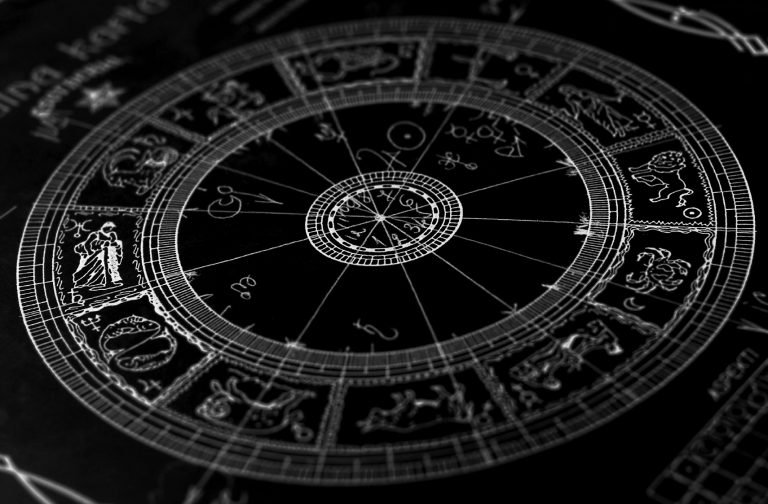 Detailed diagram showing the key differences between Tropical and Vedic astrology systems including zodiac alignment and calculation methods